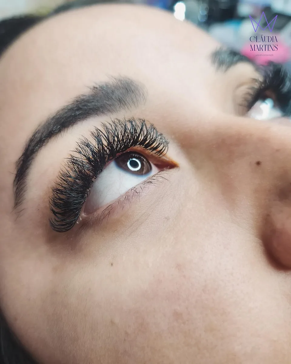 Brazilian volume lashes on a brown eye